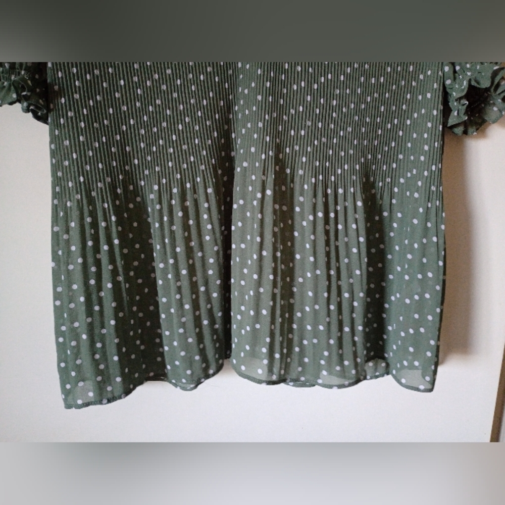 Green Polka Dot Pleated Blouse Size Medium - Picture 4 of 15
